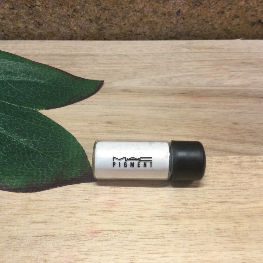 3/$20 - New MAC Pigment - Vanilla
